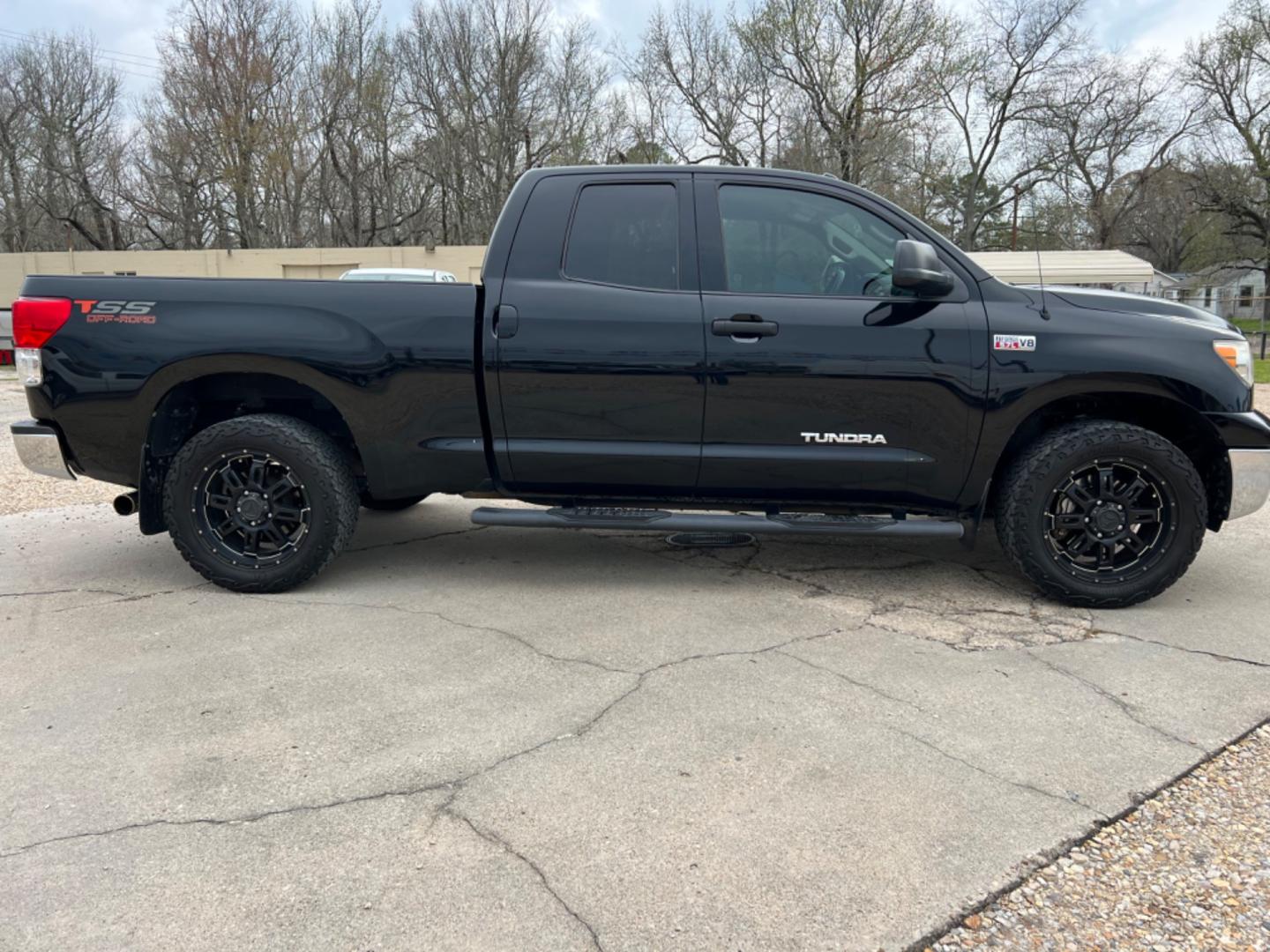 2013 Black /Tan Toyota Tundra TSS (5TFUW5F17DX) with an 5.7 V8 engine, Automatic transmission, located at 4520 Airline Hwy, Baton Rouge, LA, 70805, (225) 357-1497, 30.509325, -91.145432 - 2013 Toyota Tundra Double Cab 4X4 ****One Owner & No Accidents**** 5.7 V8 Gas, 199K Miles, Power Windows, Locks & Mirrors, Spray In Bedliner, Tow Pkg. NO IN HOUSE FINANCING. FOR INFO PLEASE CONTACT JEFF AT 225 357-1497 CHECK OUT OUR A+ RATING WITH THE BETTER BUSINESS BUREAU WE HAVE BEEN A FAMILY OWN - Photo#4